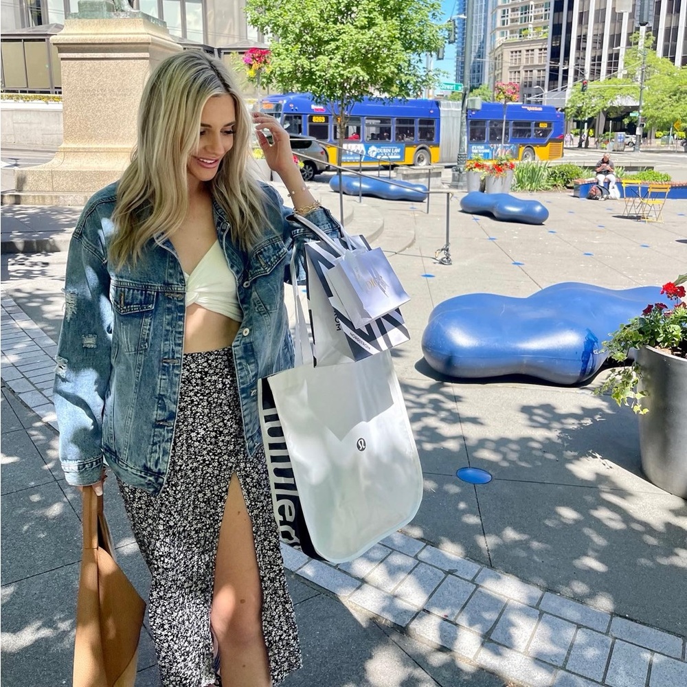 Hii! Iβm Nicole - Picture 1 of 3